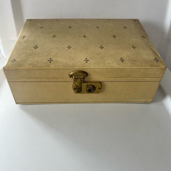 MELE vintage mid-century cream and gold fleur de lis jewelry box - Picture 2 of 12